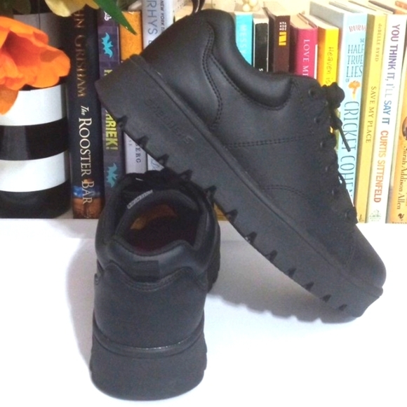 SKECHERS BLACK SLIP RESISTANT AIR-COOLED MEMORY FOAM WORK SHOES SIZE 7.5 NWT - Picture 1 of 8
